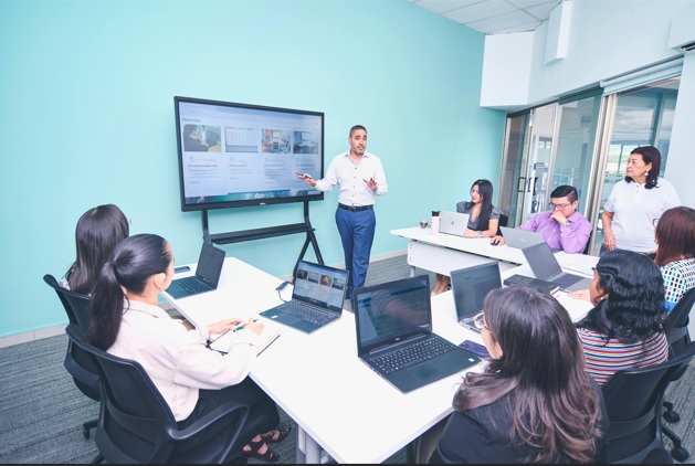 Equipo profesional trabajando en planificación estratégica